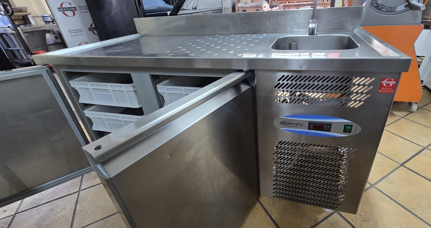 TAVOLO REFRIGERATO 2 PORTE positivo + lavello marca STUDIO 54 - immagine 2