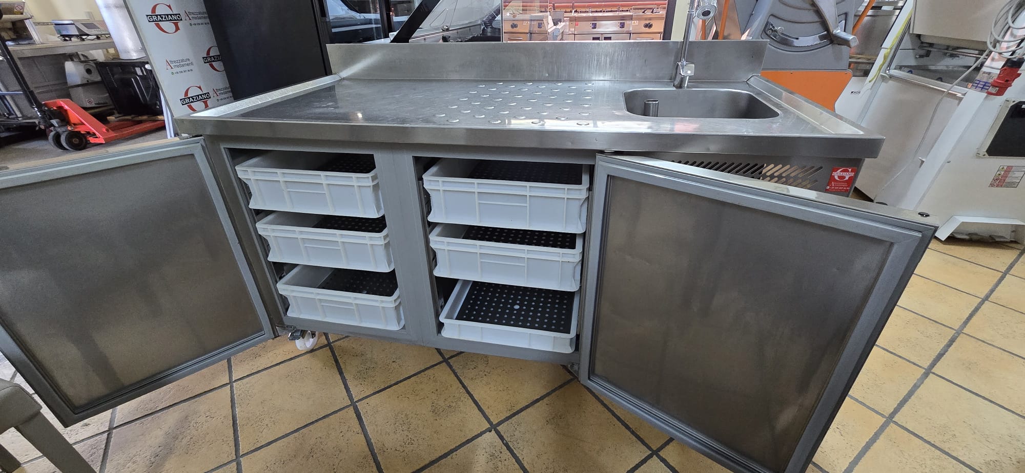 TAVOLO REFRIGERATO 2 PORTE positivo + lavello marca STUDIO 54 - immagine 6